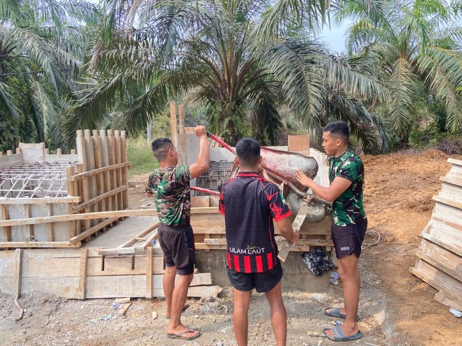 PEMBANGUNAN JEMBATAN GANTUNG DESA TALANG PRING JAYA TERUS DIKEBUT, HARI INI LANJUT PENGECORAN TAPAK