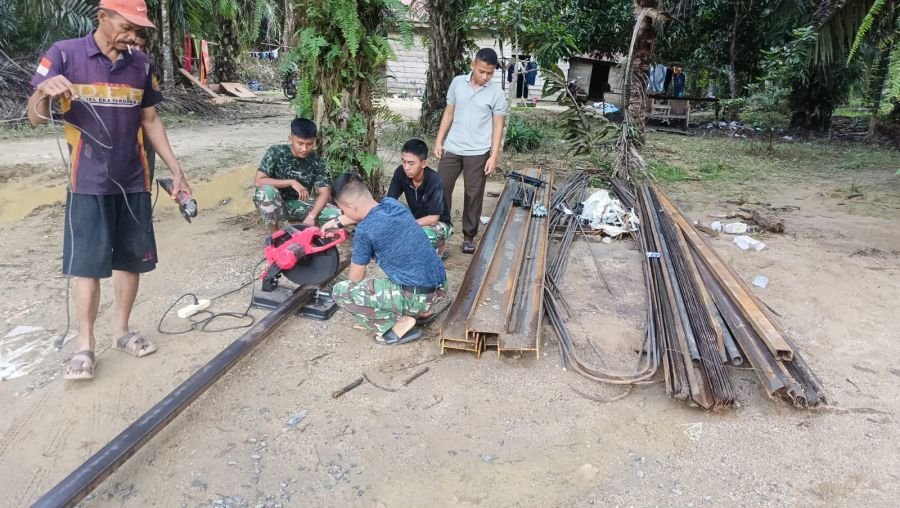 Pembangunan Jembatan Gantung Garuda di Sanglap Inhu Masuk Tahap Pemasangan Rangka dan Seling 
 