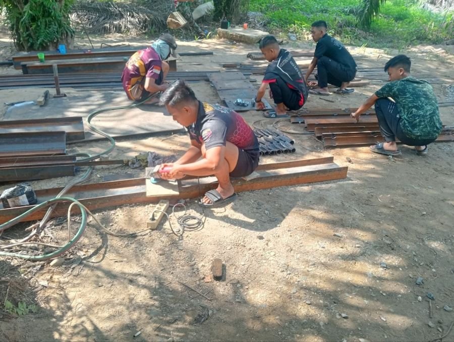 Pembangunan Jembatan Gantung Garuda Tahap III Terus Berlanjut, Pembuatan Rangka Pembatas Pagar