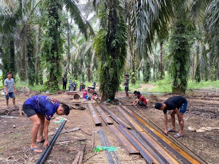 Pembangunan Jembatan Gantung Garuda di Desa Bumi Mulya Masuki Tahap Pembuatan Rangka Tiang