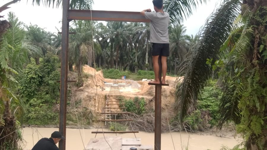 Pembangunan Jembatan Gantung Garuda di Bumi Mulya Kuansing Masuk Tahap Perakitan Tapak Pilon