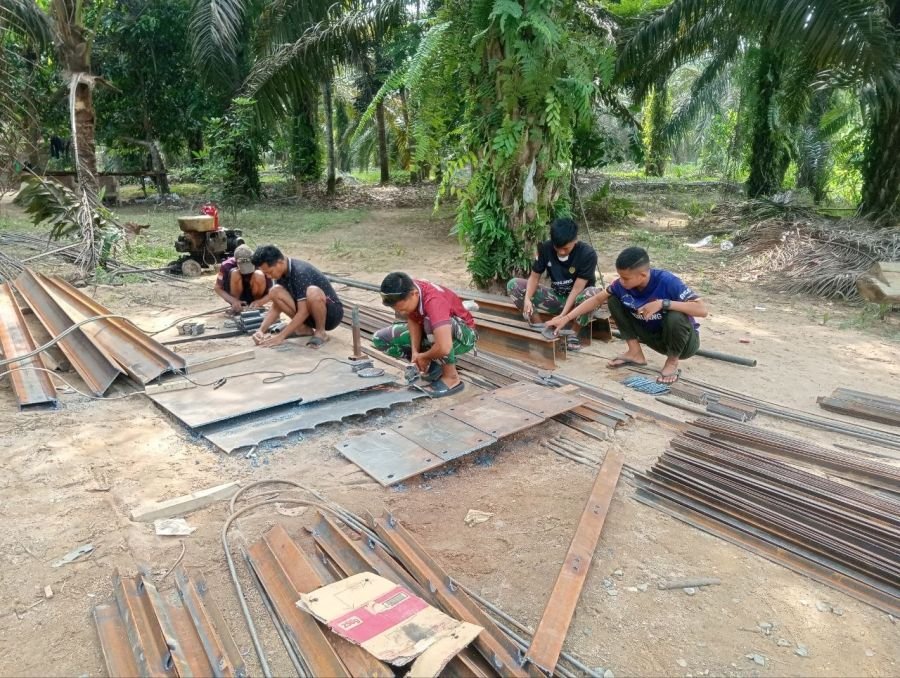 Pembangunan Jembatan Gantung Garuda Tahap III Terus Berlanjut, Pembuatan Rangka Pembatas Pagar