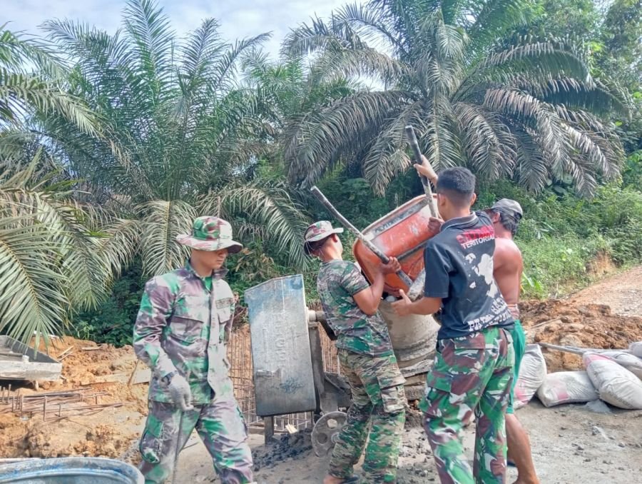 Pembangunan Jembatan Gantung Garuda Tahap III Terus Dikebut, Satgas Kodim Fokus Pengecoran Pilar
