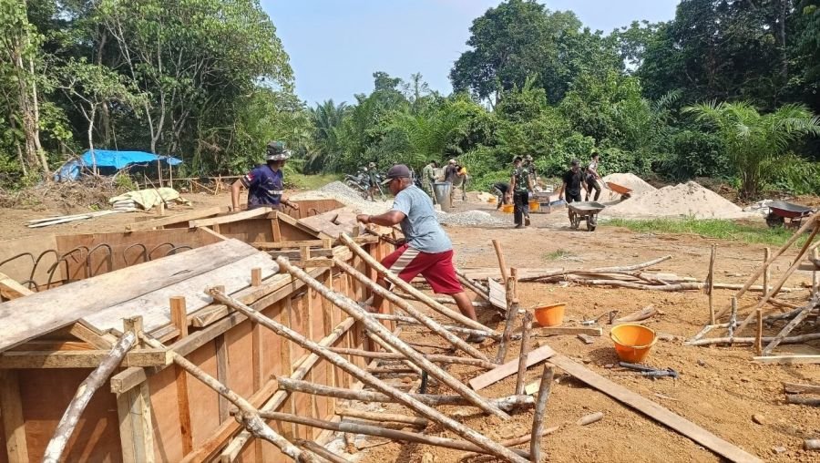 PEMBANGUNAN JEMBATAN GANTUNG GARUDA DI TALANG PERIGI MASUK TAHAP PENGECORAN DAN PEMASANGAN BESI RAKI