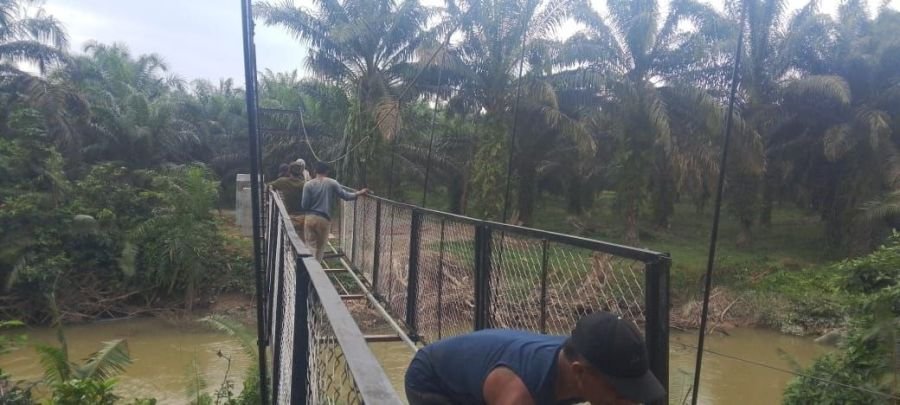 Pembangunan Jembatan Gantung Garuda di Desa Bumi Mulya Masuki Tahap Pemasangan Kabel Sling