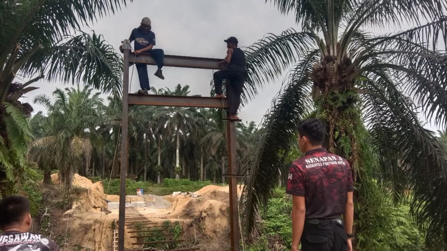 Pembangunan Jembatan Gantung Garuda di Bumi Mulya Masuk Tahap Pemasangan Roda Seling