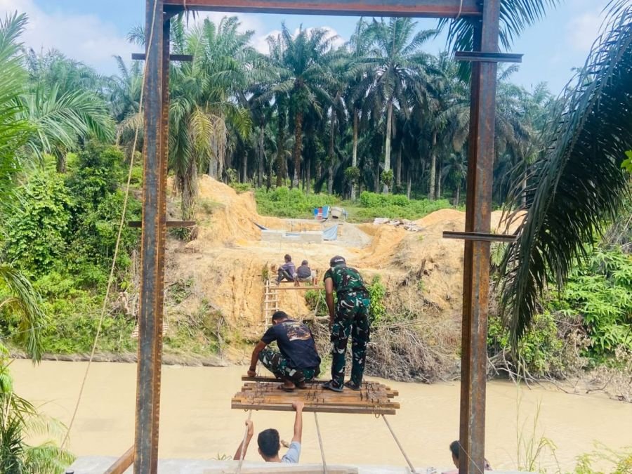 Pembangunan Jembatan Gantung Garuda di Bumi Mulya Masuk Tahap Perakitan Tapak Jembatan
