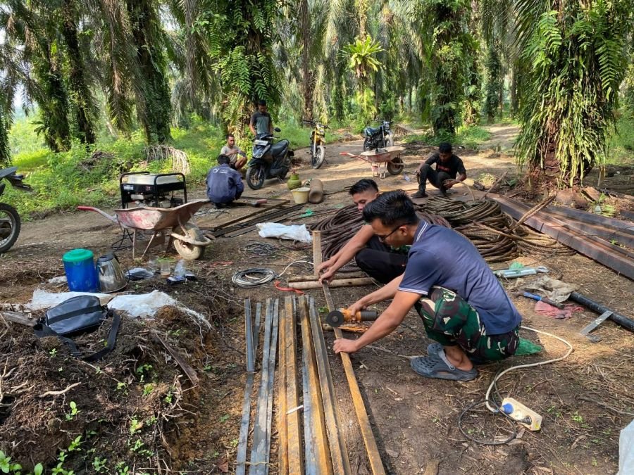 Pembangunan Jembatan Gantung Garuda di Sukaraja Masuk Tahap Pemotongan Besi di Tepi