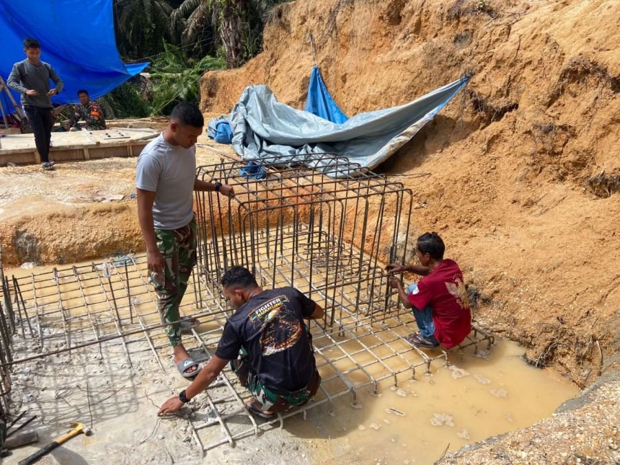 Pembangunan Jembatan Gantung Garuda Desa Bumi Mulya Masuki Tahap Perakitan Tiang Angkur 