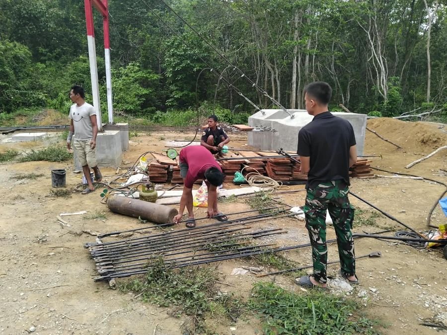PEMBANGUNAN JEMBATAN GANTUNG TALANG PERIGI MULAI PEMASANGAN BESI HANGER