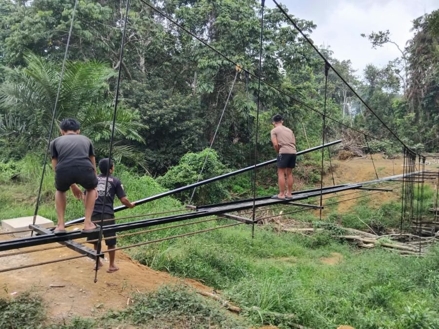 Pembangunan Jembatan Gantung Talang Perigi Berlanjut, Pekerja Pasang Besi Hollow