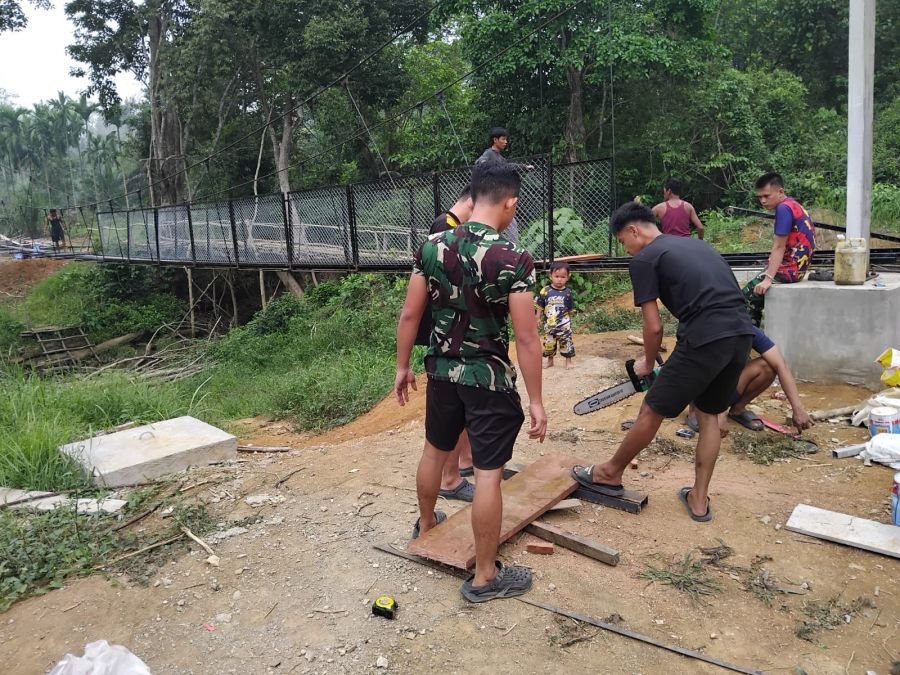 Pembangunan Jembatan Gantung Talang Perigi Berlanjut, Pekerja Potong Papan Jembatan