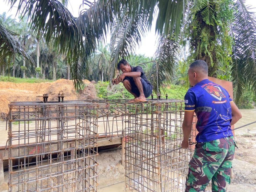 Pembangunan Jembatan Garuda Bumi Mulya Masuk Tahap Perakitan Besi dan Mal Tiang Velon