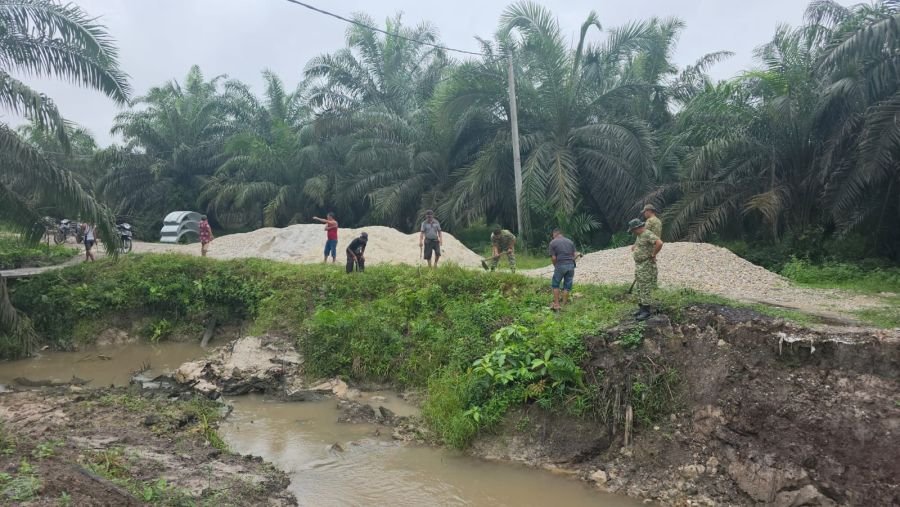 Pembangunan Jembatan Garuda di Minas Barat, TNI dan Warga Gotong Royong Bersihkan Lokasi