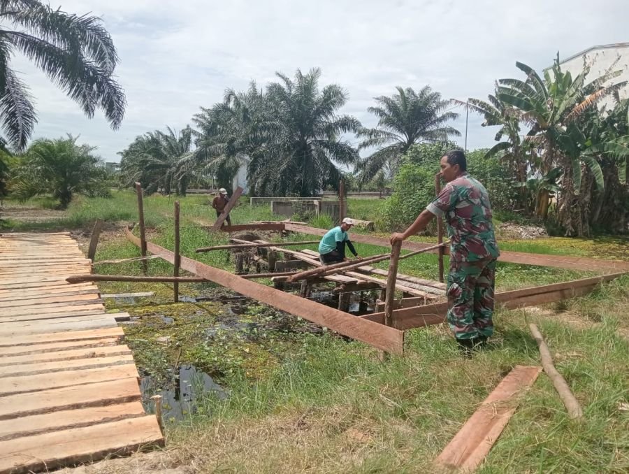 PEMBANGUNAN JEMBATAN GARUDA DI PEKAITAN DIMULAI, BABINSA BERSAMA WARGA GOTONG ROYONG PASANG BOWPLANK