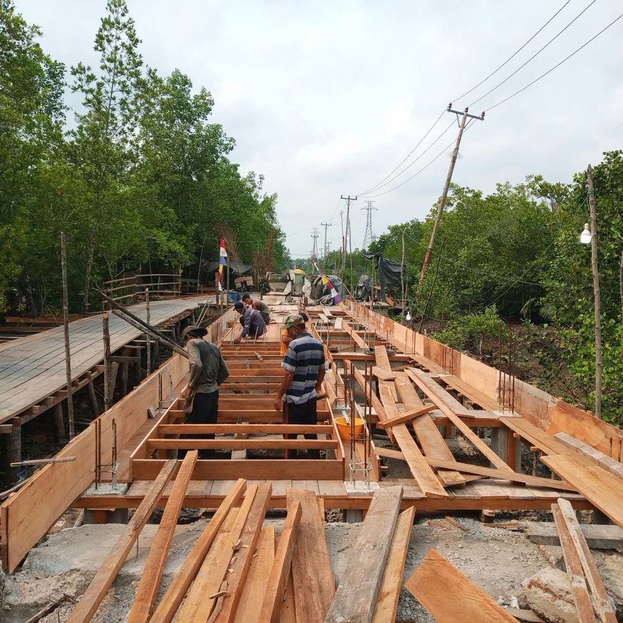 Pembangunan Jembatan Garuda Merah Putih Koramil 06/Merbau Capai Progres 50 Persen