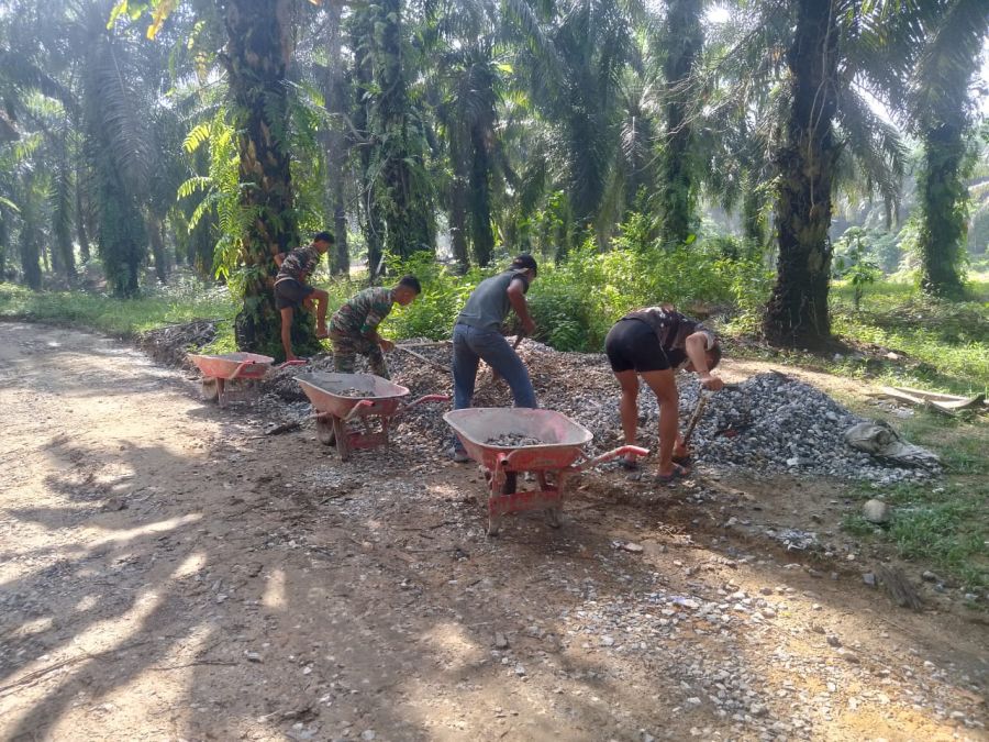 Pembangunan Jembatan Garuda Sukaraja Dikebut, Satgas Kodim 0302/Inhu Fokus Timbun Jalan dan acian