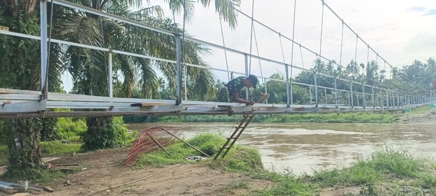 PEMBANGUNAN JEMBATAN MUARA MUSU KEBUT PENGELASAN DUDUKAN LANTAI DAN PENGECATAN WIREMESH