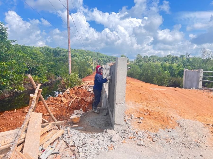 Pembangunan Jembatan Sungai Mata II Masuki Tahap Plester Dinding