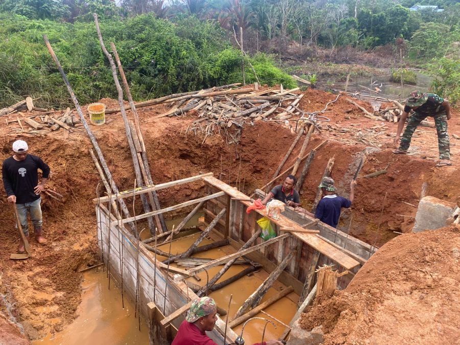 Pembangunan Jembatan Sungai Paya Dipercepat, Lima Tukang Pasang Bekisting ARMCO