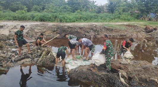 Pembangunan Jembatan Tahap IV Jadi Momentum Pererat Kebersamaan Warga dan TNI