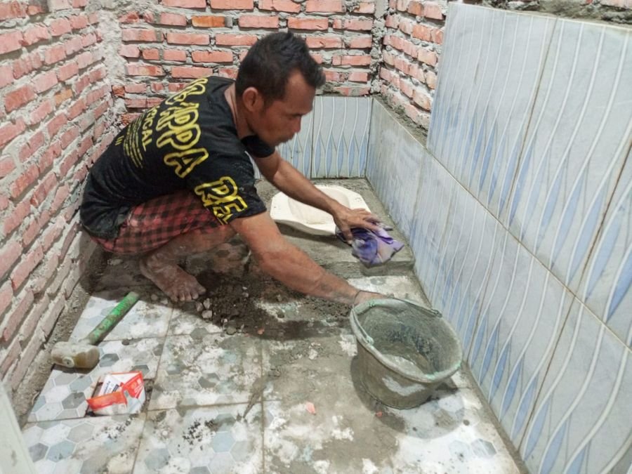 PEMBANGUNAN KDKMP CAPAI 91 PERSEN, PEMASANGAN KERAMIK DINDING KAMAR MANDI TERUS BERLANJUT