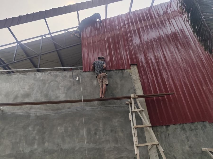 Pembangunan KDKMP Desa Setiang Berlanjut, Pekerja Rampungkan Sambungan Talang