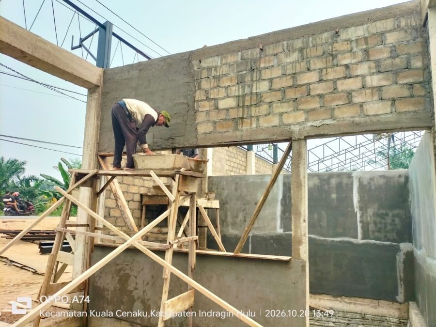 Pembangunan KDKMP Teluk Sungkai Berlanjut, Pekerja Fokus Plester Dinding dan Ereksi