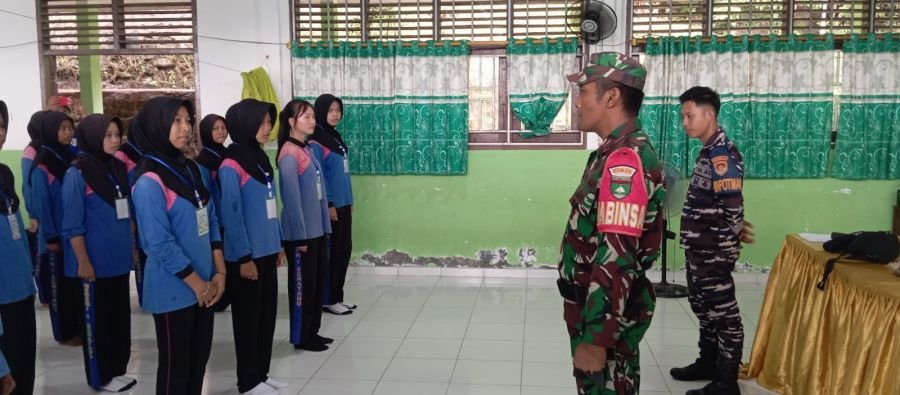 PEMBINAAN KARAKTER DAN LATIHAN PBB KEPADA SISWA BARU SMA NEGERI 1 SENAYANG