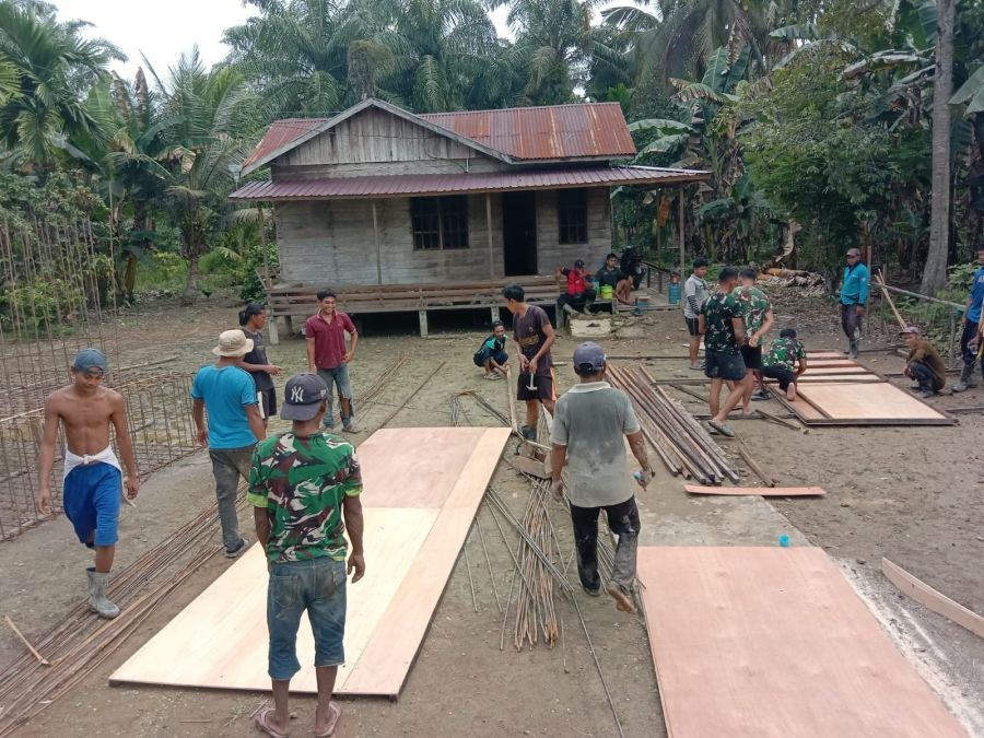 Pembuatan mal untuk pengecoran blok anchor pada pembangunan Jembatan Garuda terus dikebut