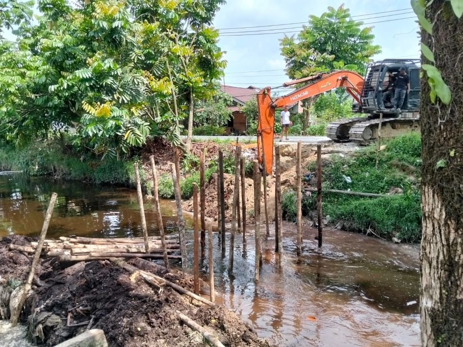 Penanaman Cerocok Perkuat Pondasi Jembatan Garuda Beton Tahap IV