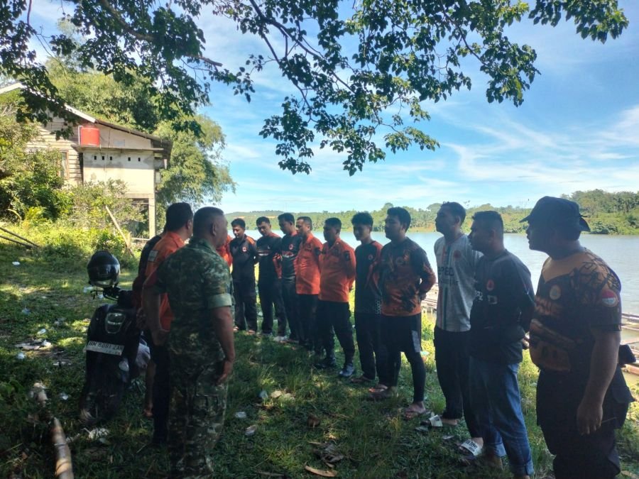 Pencarian Hari Ke-4 Warga Diduga Melompat ke Sungai Kampar, Babinsa Koramil 01/Bkn Bersama Tim SAR G