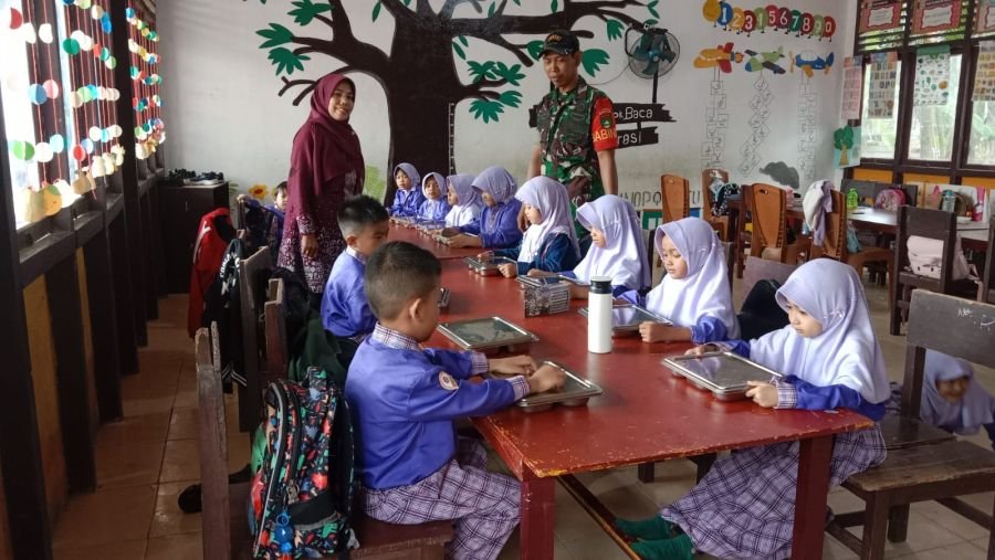 Pendampingan Humanis Babinsa Koramil 07/Reteh Untuk Suksesnya Program Makan Bergizi Gratis