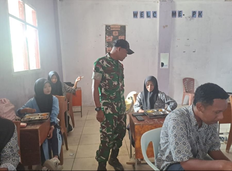 Babinsa Kateman Kawal Makan Bergizi Gratis, Siswa Makin Semangat Belajar