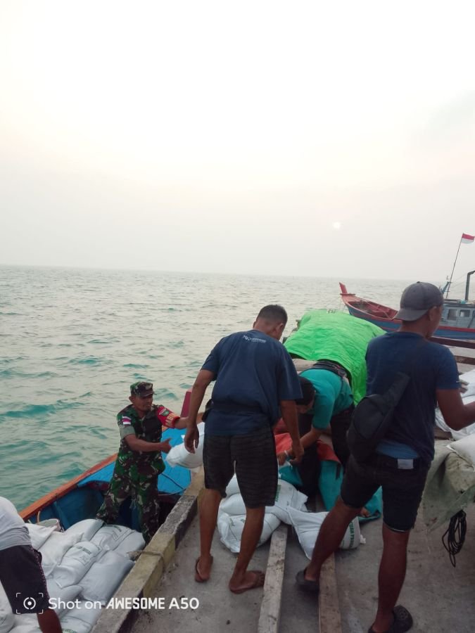 PENDAMPINGAN PENYERAHAN DAN PENYALURAN BERAS BANTUAN PANGAN DARI BULOG KEPADA MASYARAKAT DESA PULAU