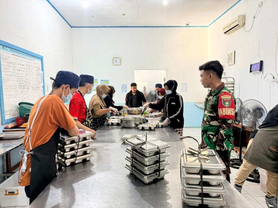Pendampingan Program Makanan Bergizi (MBG) Oleh Babinsa Koramil 06 Merbau