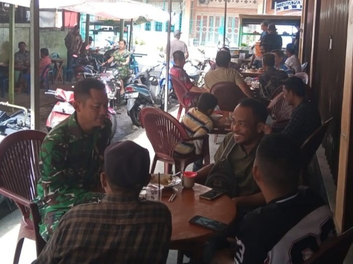Pendekatan Humanis Babinsa Bangko, Edukasi Larangan Bakar Lahan di Warung Kopi