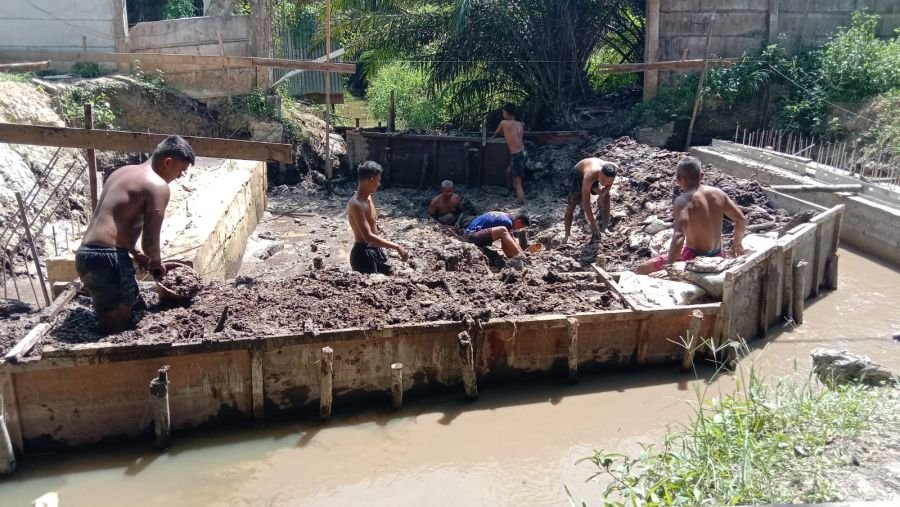 Pengangkatan Lumpur dan Pemasangan Mal Pondasi Warnai Progres Pembangunan Jembatan Garuda