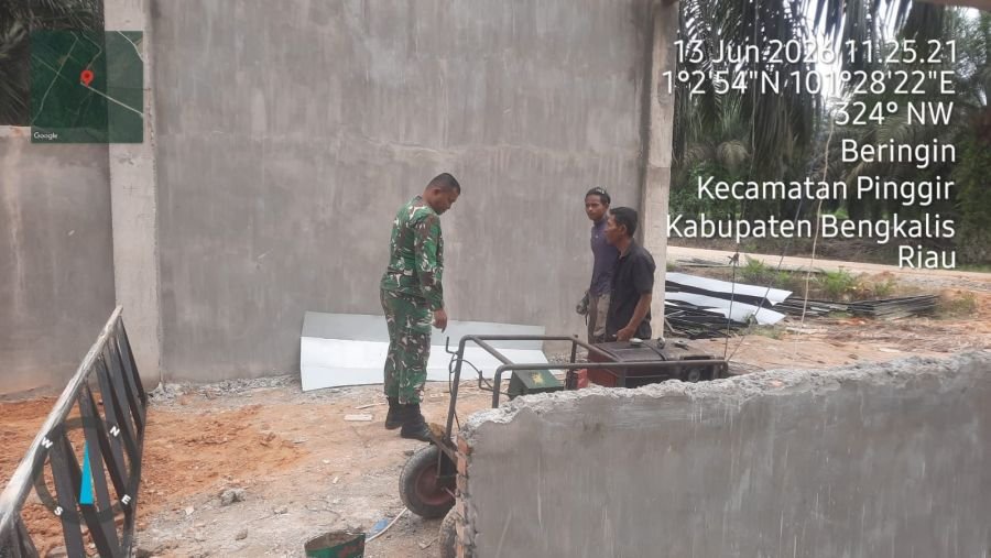 Pengawasan Ketat Pembangunan KDKMP, Babinsa Pastikan Pekerjaan Berjalan Sesuai Standar