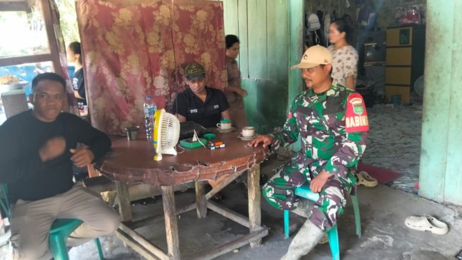 Pengawasan SDM dan Komsos, Babinsa 09/Kemuning Eratkan Silaturahmi di Desa Sencalang