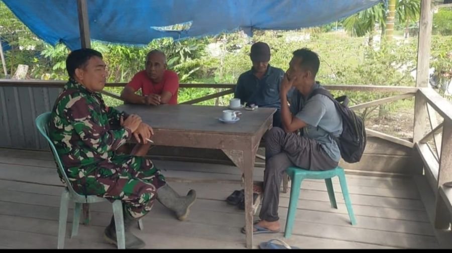 Pengawasan SDM dan Komsos: Upaya Babinsa Koramil 07/Reteh Jaga Stabilitas Wilayah Pulau Kijang
