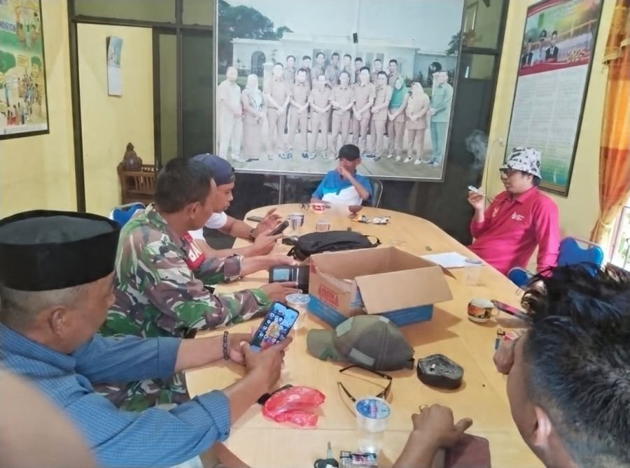 Pengawasan SDM di Pengalihan, Babinsa 09/Kemuning Tertibkan Data Warga Keluar Masuk