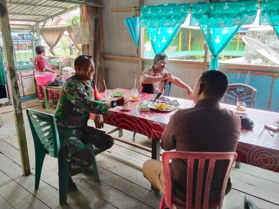 Pengawasan SDM diperluas, Babinsa Koramil 07/Reteh Pererat Kedekatan dengan Warga