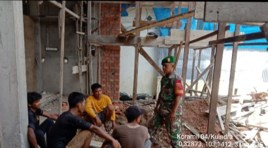 Pengawasan SDM Lancar di Perigi Raja, Babinsa Koramil 04/Kunidra Apresiasi Kekompakan Warga