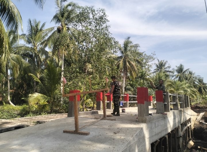 Pengecatan Jembatan Garuda yang berada di perbatasan Desa Tebun-Repan