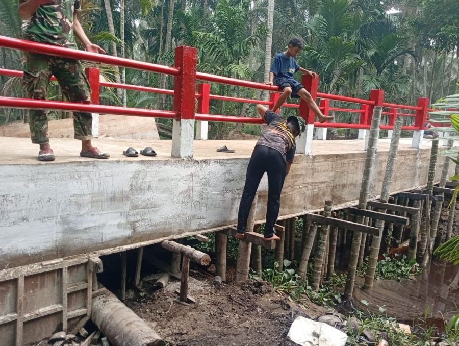 Pengecatan Jembatan Sungai Gantang Capai 59 Persen, Babinsa 03/Tpl Kawal Tahap Akhir