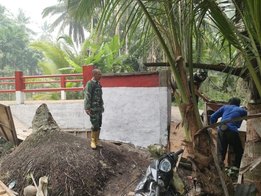 Pengecatan Jembatan Sungai Gantang Capai 56 Persen, Babinsa 03/Tpl Pantau Pekerjaan