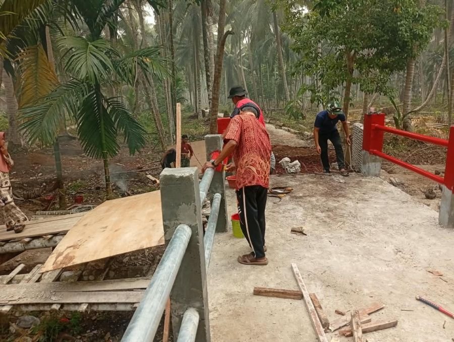 Pengecatan Jembatan Sungai Gantang Dimulai, TNI dan Warga Percepat Penyelesaian