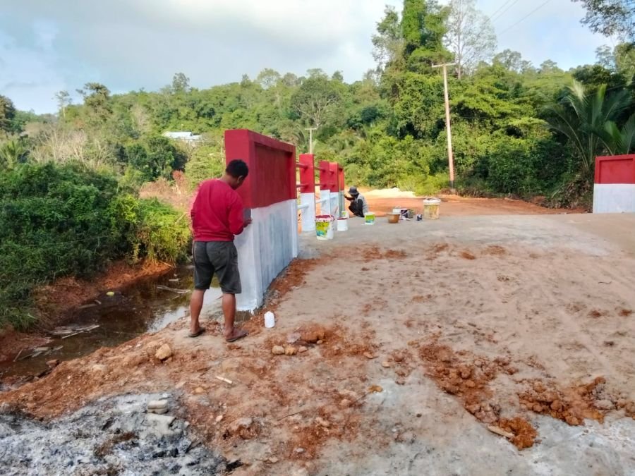 Pengecatan Tiang Jembatan Sungai Paya Masuki Tahap Penyelesaian
