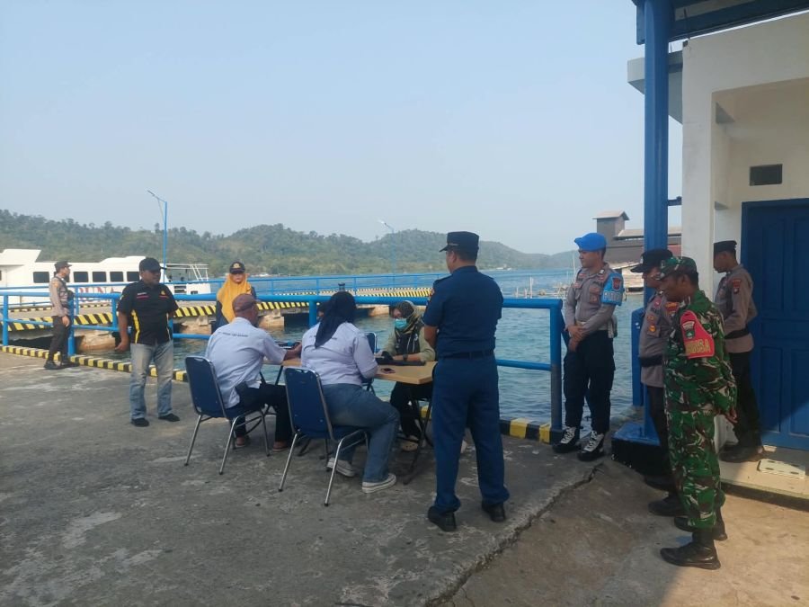 Pengecekan Kesehatan Penumpang di Pelabuhan Senayang